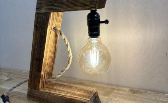 Drewniana lampka ze sznurem jutowym